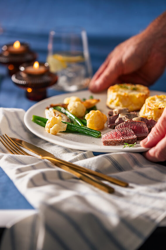Hertensteak met champignonsaus en aardappelgratin 56