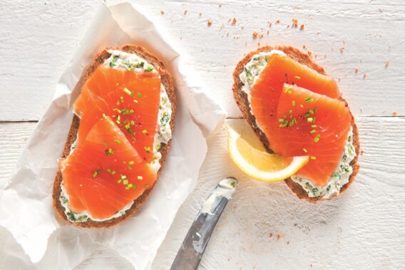 Broodje met schotse zalm en verse kruidenkaas